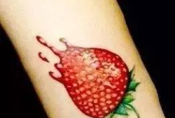 网红纹身吃瓜,吃瓜群众热议不断